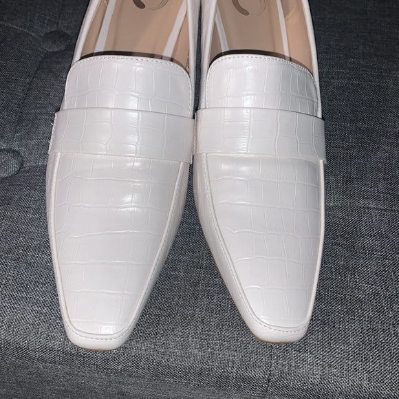 Journee Collection Celina Wide Width Kitten Heel - Picture 4 of 6